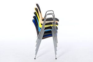 Gestapelt steht der Stuhl kippsicher